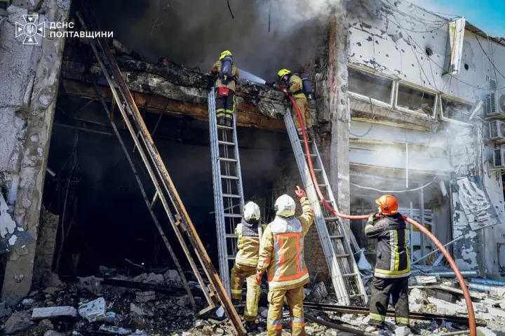 рф атакувала залізницю і торговий розподільчий центр на Полтавщині, повторно вдарила по рятувальниках