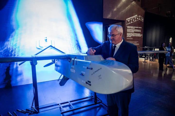 Послання росіянам: на саміті UNITED24 MODE 2026 присутні підписали далекобійний БПЛА FP-1, який відправиться в рф