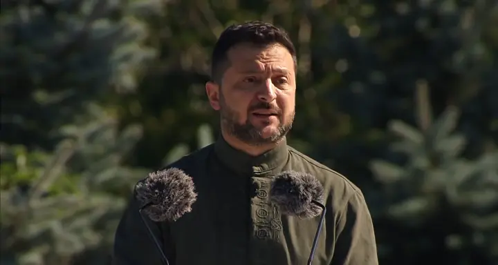 "Він з нами в моменти всіх перемог": Зеленський виступив у День Державного прапора України