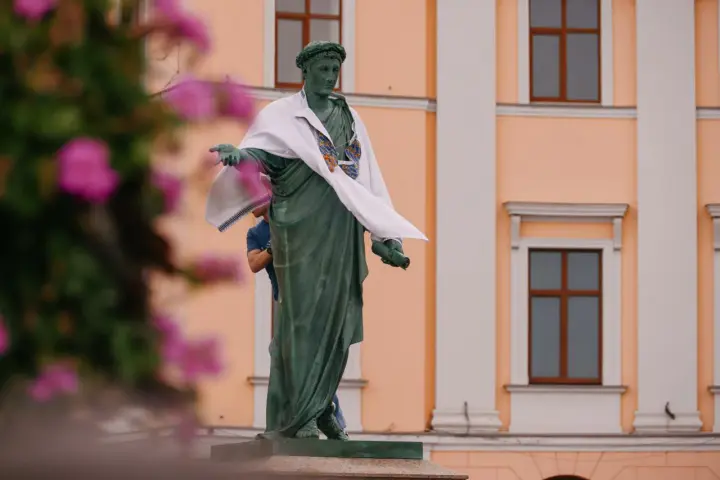 In Odesa, for the first time since the invasion, the Duke was dressed in an embroidered shirt