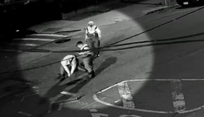 Поліція Нью-Йорка розслідує нове відео з людьми, які вилазять із люка на Мангеттені
