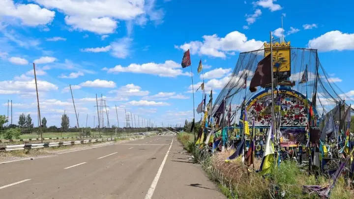 It has become dangerous for civilians. What the famous stele in Donetsk region looks like now