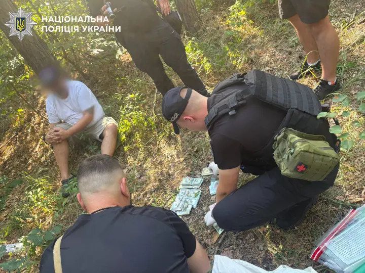 В Киеве мужчина украл у соседа сейф с деньгами и ценностями на 2 млн гривен и закопал его в лесу