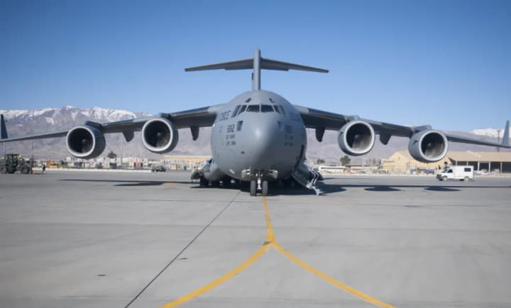 Чому директор ЦРУ прилетів до москви на C-17, здатному перевозити 77 тонн