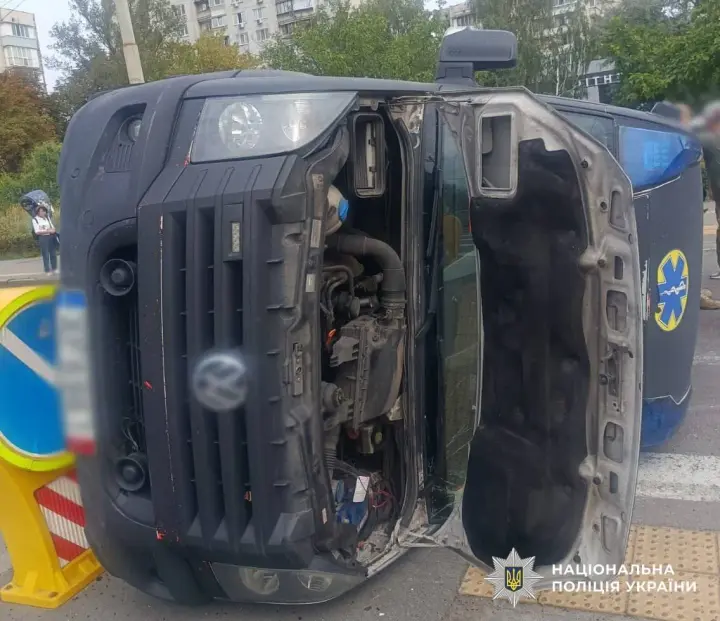 In Kyiv, a Volkswagen with flashing lights ran a red light and was involved in a crash; 8 people were injured