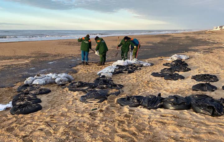 A fuel oil leak from the sunken tankers has resumed in the Kerch Strait