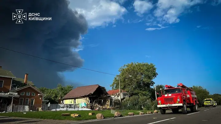 На Київщині ліквідовують наслідки атаки рф на 9 локаціях - у ДСНС показали кадри
