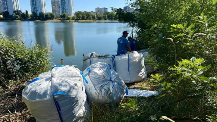 У Києві триває очищення на озері Кирилівське після атак рф - забруднення зменшили у десятки разів