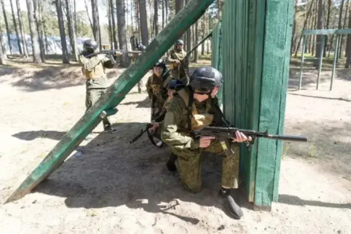 У рф половину шкільних занять відведуть під військову підготовку - Bloomberg