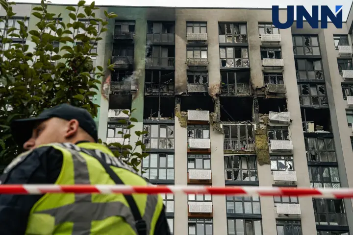 Як виглядає багатоповерхівка в Києві після удару БПЛА рф 1 вересня - фоторепортаж