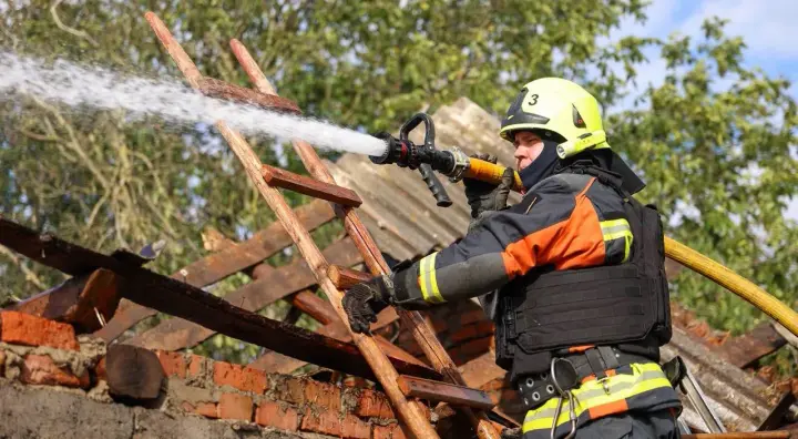 Атака дрона на Рівненщину зруйнувала будинок, четверо людей постраждали