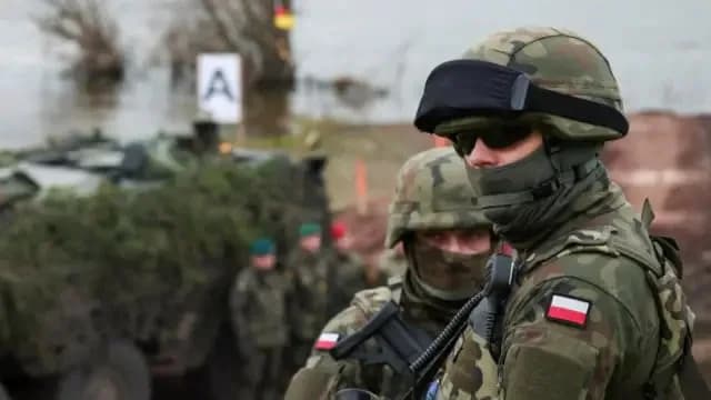 Польські військові центри почали розсилати громадянам мобілізаційні картки