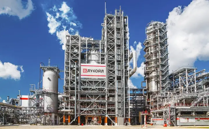 Удари Сил оборони зупинили роботу двох великих нафтопереробних підприємств рф - Генштаб
