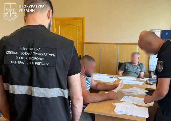 Били ногами и заламывали руку: военнослужащим ТЦК в двух областях объявили о подозрении