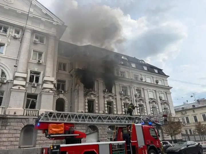 москва завдала удару під час відновлення мирних зусиль - у МЗС відреагували на атаку по будівлі СБУ