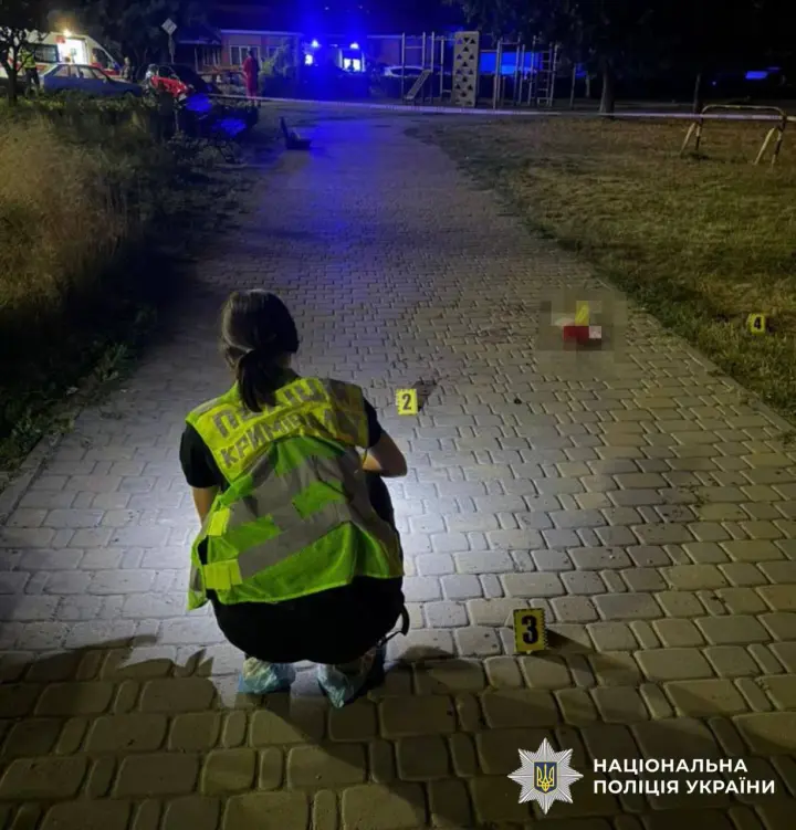 У Києві чоловік на вулиці підірвав боєприпас, є поранені