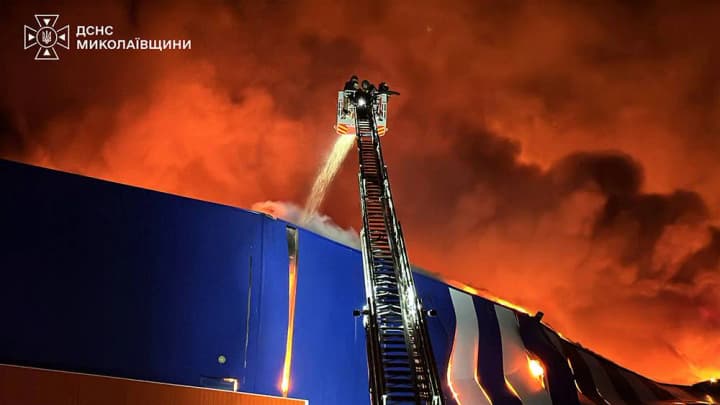 После ночных российских ударов по ТЦ в Николаеве есть пострадавшие, среди них 17-летняя девушка