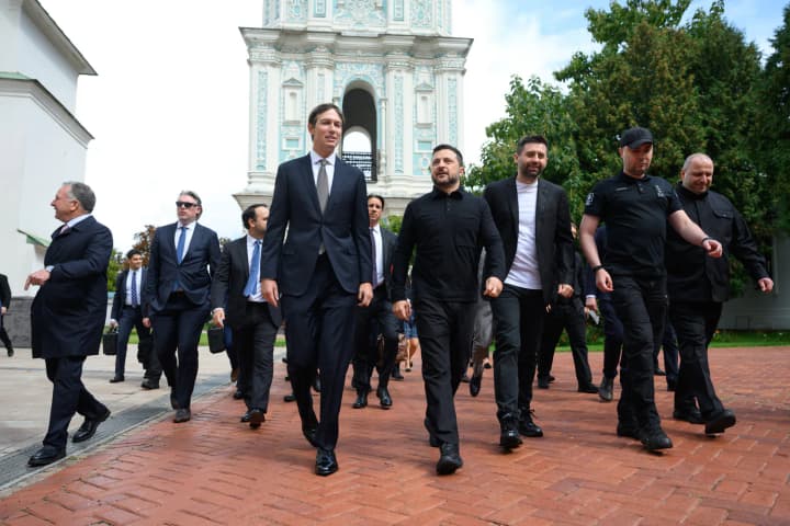 Зеленський розпочав переговори зі спецпредставниками Трампа у Києві