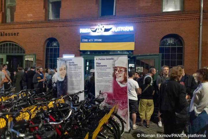 In Berlin, an attempt was made to burn and tear down a banner in support of Ukraine