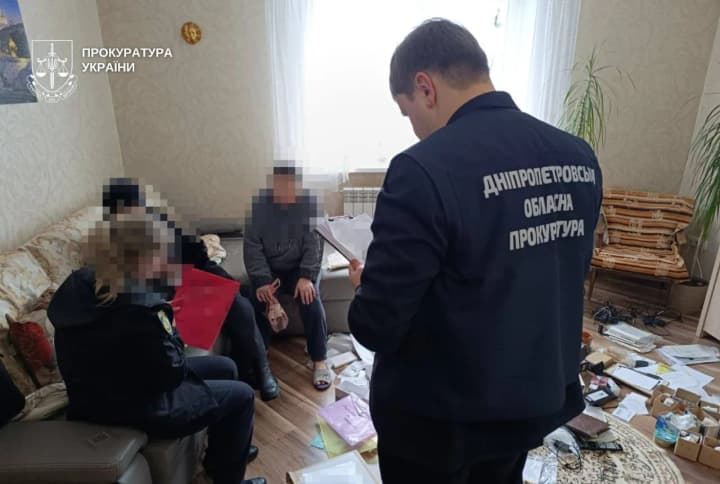 Били, морили голодом і саджали на ланцюг - у Дніпрі подружжя обвинувачують у катуванні шістьох дітей