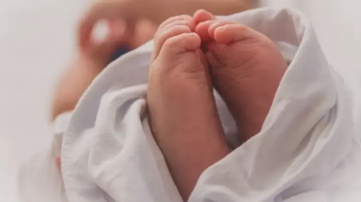 Під Києвом новонароджена дівчинка випала з шостого поверху, врятувати її не вдалося
