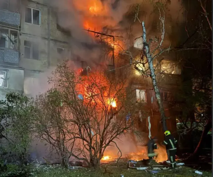 У Києві внаслідок нічної атаки рф постраждали 8 людей, горіла багатоповерхівка