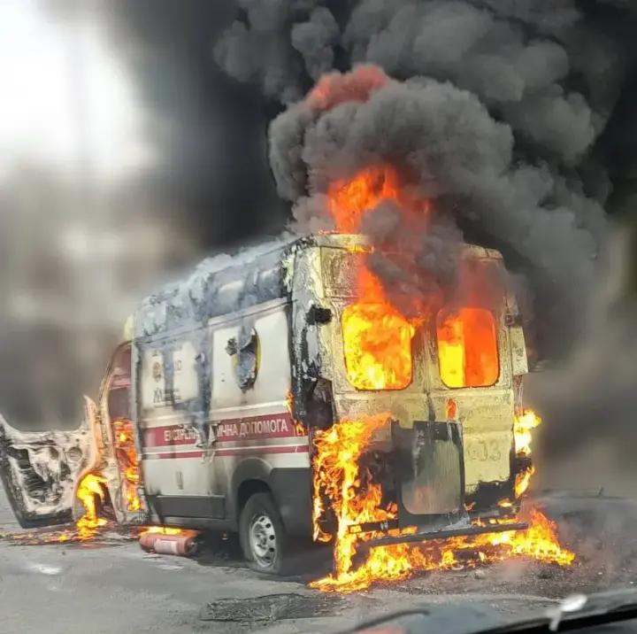 Ворожий дрон ударив по авто "екстренки", поранено двох медиків