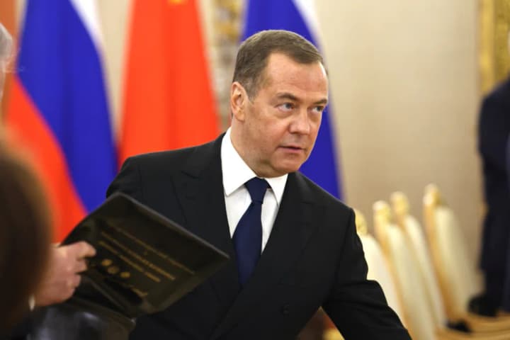 медведев заявил, что без "величия" Россия просто перестанет существовать — такие "исторические законы"