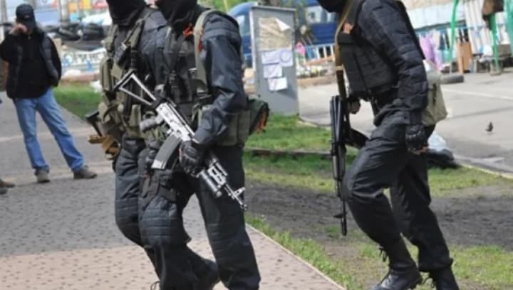 На Донеччині "вибори" до держдуми рф проводять під наглядом озброєних автоматами людей