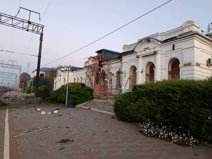 Удар рф по залізниці: пошкоджено вокзал Берестина, у Києві обмежено рух кільцевої електрички