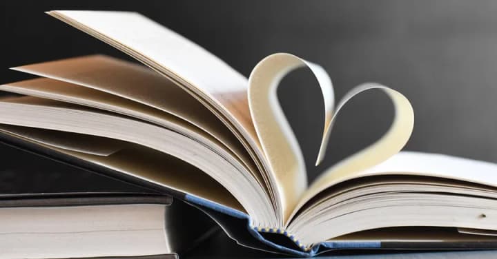 У Сінгапурі платитимуть людям за читання книг, щоб боротися з думскролінгом