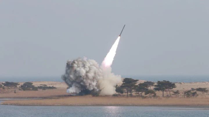 Північна Корея запустила балістичну ракету в бік Східного моря