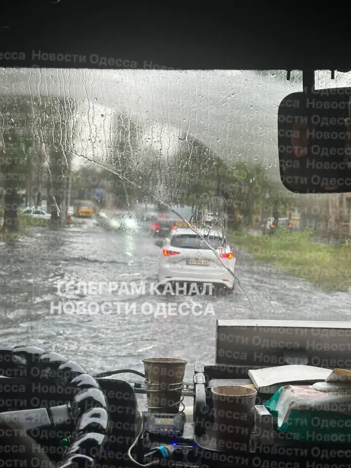 Одесу накрила негода: вулиці підтоплені, оголошено жовтий рівень небезпеки