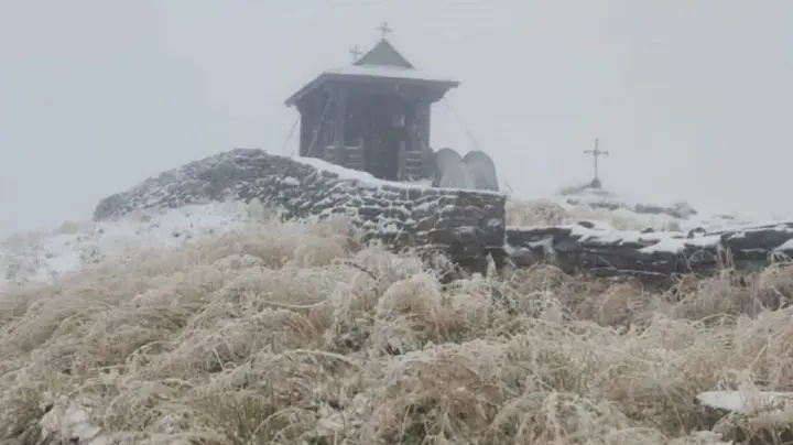 На горі Піп Іван випав перший сніг, температура опустилася до -1°C