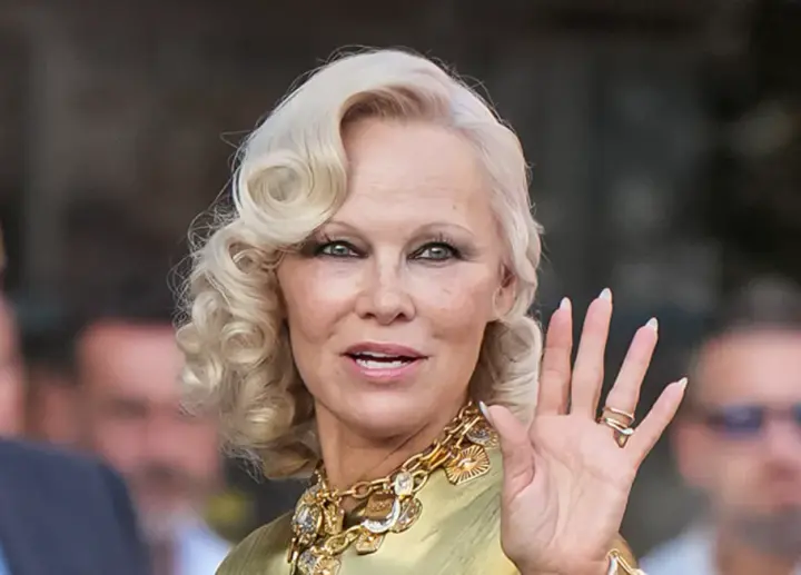 Памела Андерсон отказалась от своего правила и появилась на публике с ярким макияжем