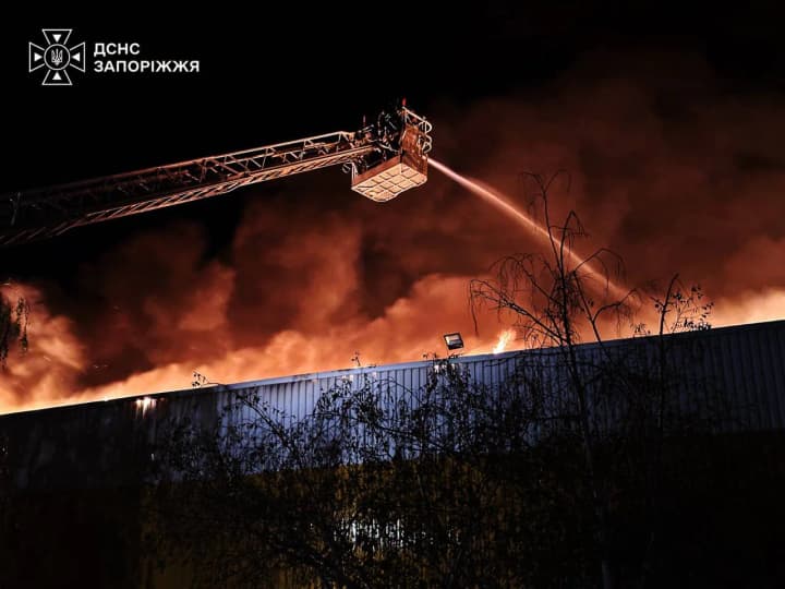 Night strike on Zaporizhzhia: 2 people injured, a large-scale fire broke out in a shopping center