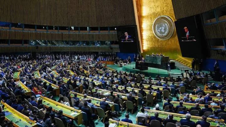 Мировые лидеры хотят усилить контроль над ИИ, тогда как Трамп делает ставку на "сверхинтеллект" — СМИ