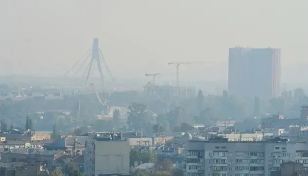 В Киеве и области после вражеских атак наблюдается задымление, людям советуют закрыть окна