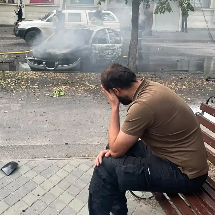 росіяни безпілотником влучили в авто іноземних журналістів на Донеччині