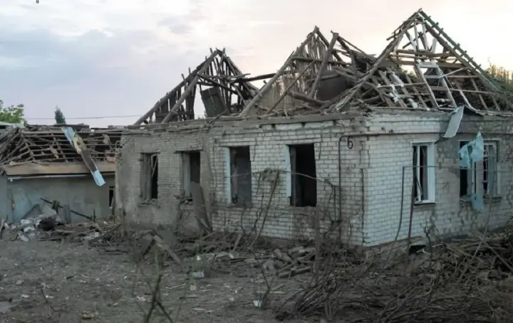 Після удару по Запоріжжю з-під завалів дістали тіла двох жінок
