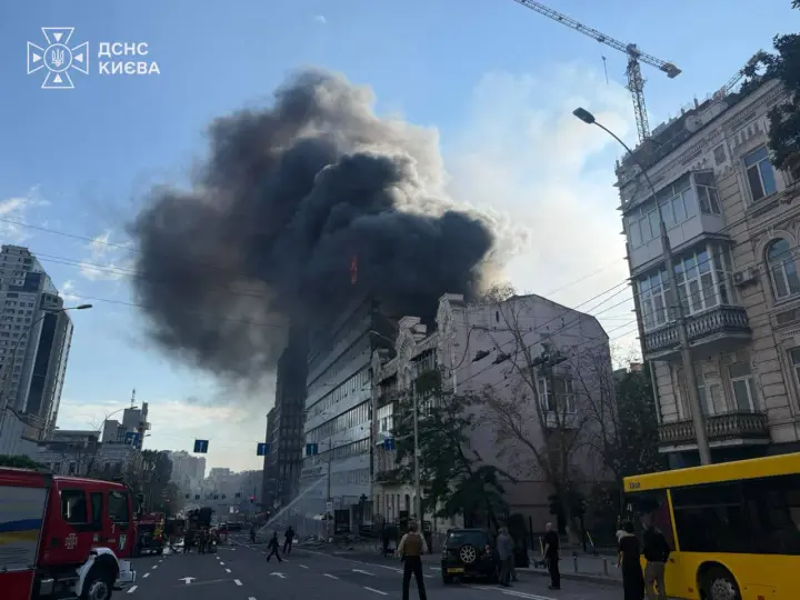 Удар рф по медцентру у Києві: відомо про трьох постраждалих