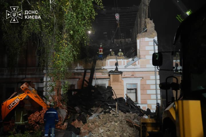 росія вночі вдарила балістикою по Києву: пошкоджені адмінбудівля та навчальний заклад