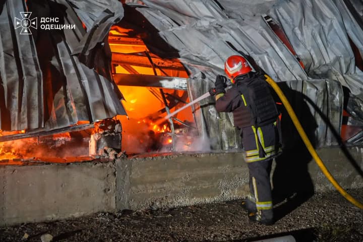 Атака рф триває - з ранку постраждалі в Києві й Одесі, влучання на залізниці