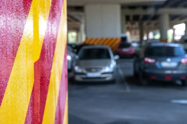 Українці на половину наростили сплату податку за свої елітні авто - де найбільше