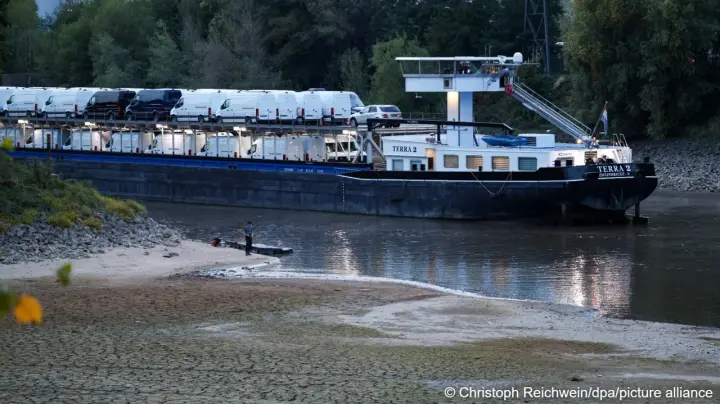 A vessel carrying Mercedes Sprinter vans became stuck in the port due to low water levels on the Rhine.