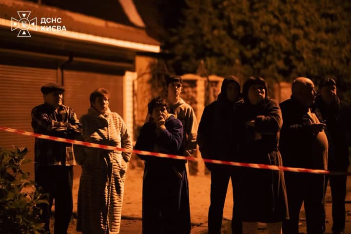 Атака рф на Київ забрала життя комунальника, на території західного посольства попередньо виявили уламки