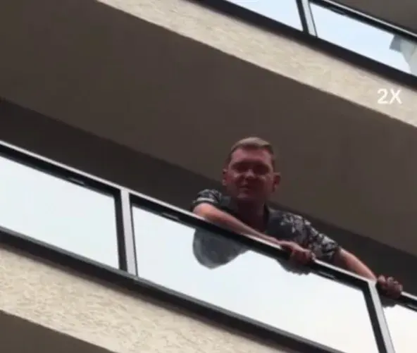 У Грузії п'яний росіянин помочився з балкона на відвідувачів кафе та кричав "Слава росії", його депортують