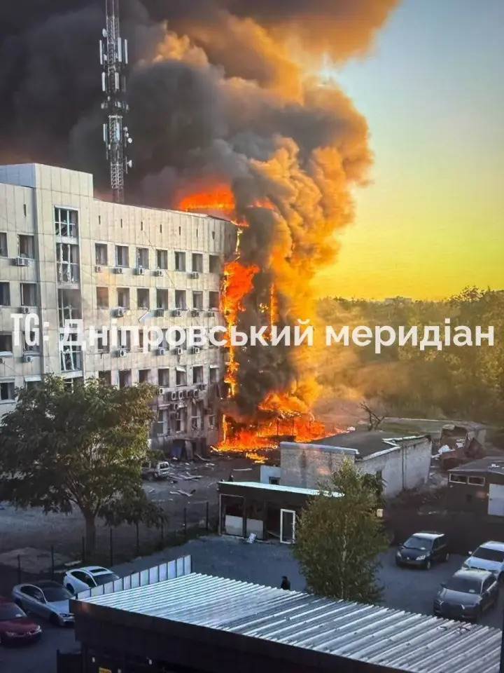 Павлоград опинився під ударом ворога: понівечена адмінбудівля, троє людей у лікарні