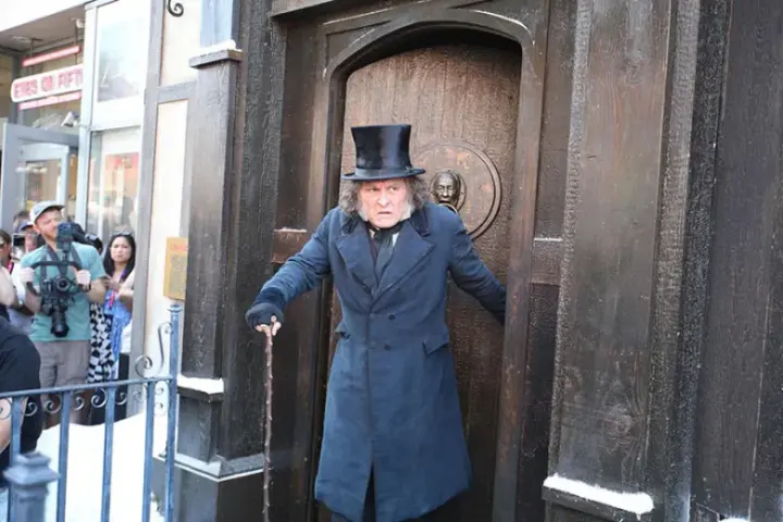 A new trailer for the film "Scrooge and the Spirits of Christmas" starring Johnny Depp has been released