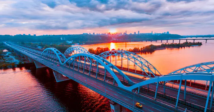 В Киеве определили «режим работы» мостов: где во время тревог движение перекрывают, а где — нет